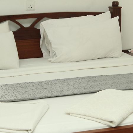 Regency Park Hotel Момбаса Екстериор снимка