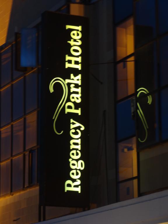 Regency Park Hotel Момбаса Екстериор снимка