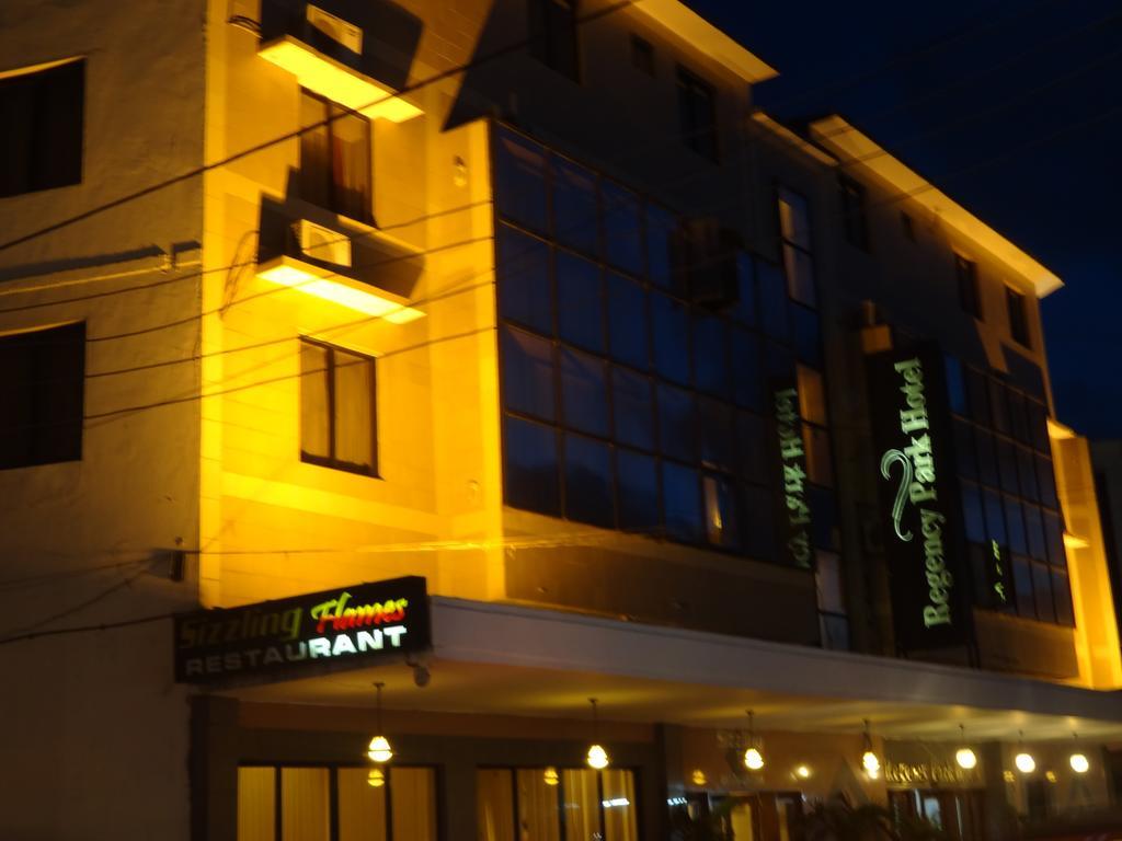 Regency Park Hotel Момбаса Екстериор снимка
