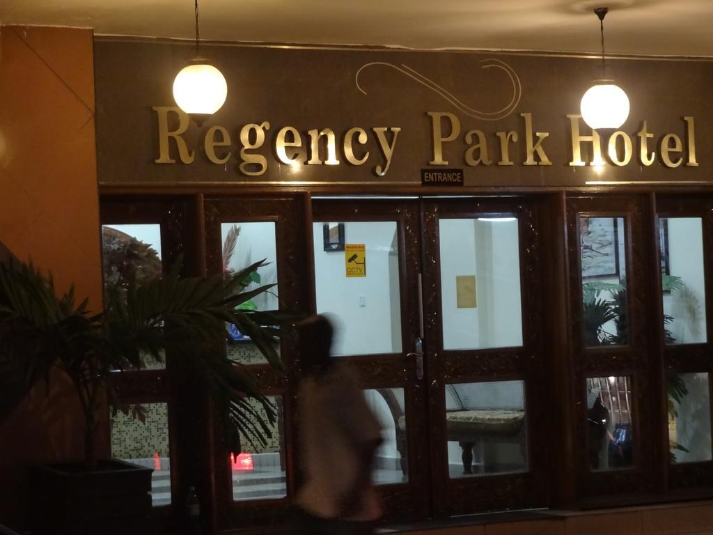 Regency Park Hotel Момбаса Екстериор снимка