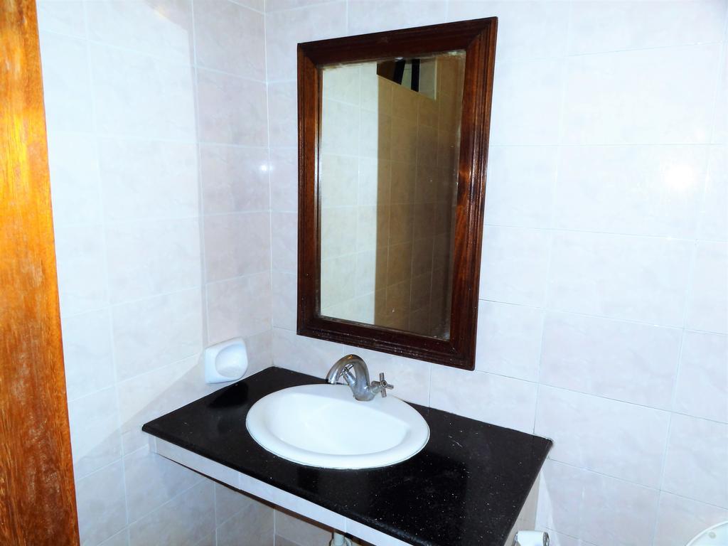 Regency Park Hotel Момбаса Екстериор снимка