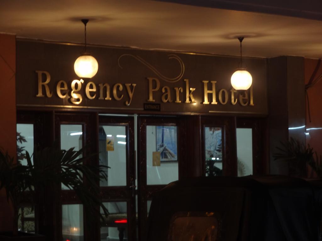 Regency Park Hotel Момбаса Екстериор снимка