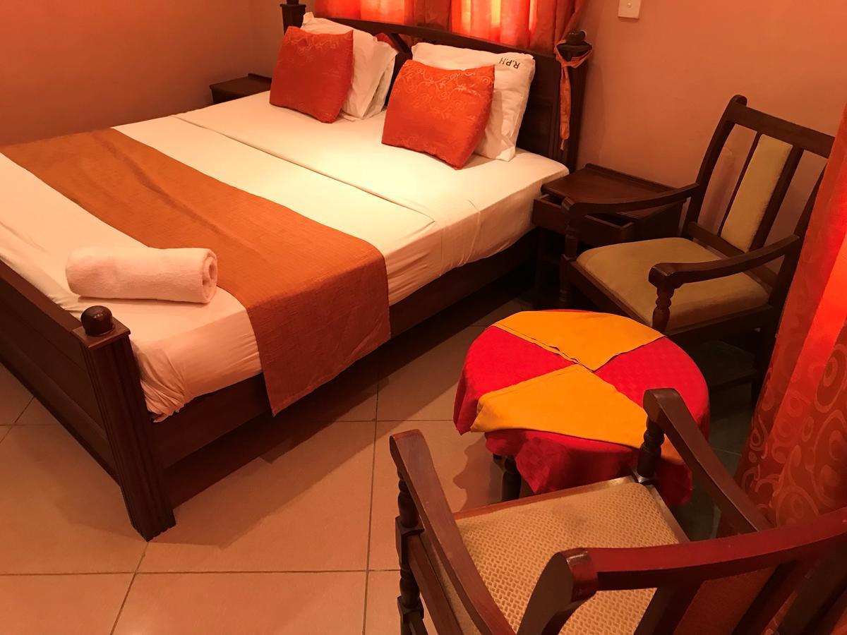 Regency Park Hotel Момбаса Екстериор снимка