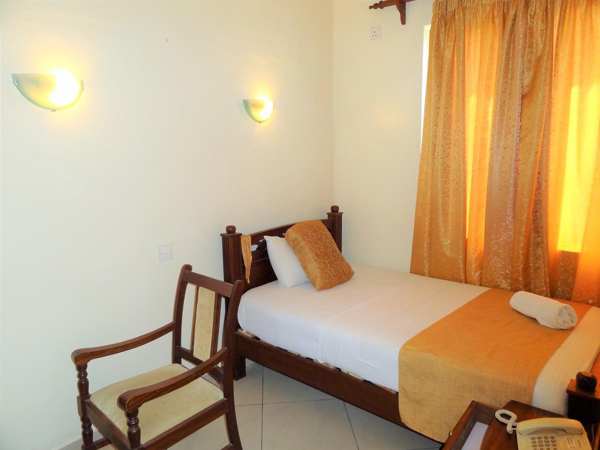 Regency Park Hotel Момбаса Екстериор снимка
